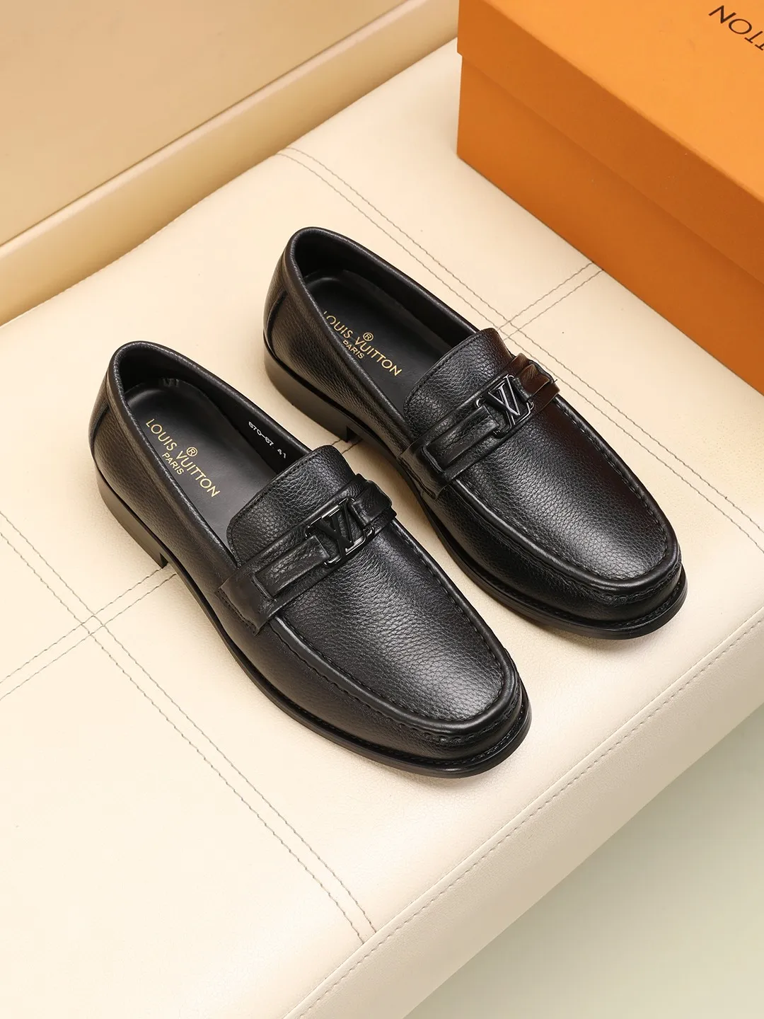 Men's shoes 440 💰 Louis Vuitton LV ® 🆕 model 🔛Full shoe counter, first layer cowhide, 🐂leather lined casual shoes for men, super soft outsole, essential for driving. Synchronized with the counter, original first layer cowhide, completely 1:1 mold customization🌹top version, color optional! Number: 39-44 (customized at 38.45.46)